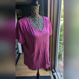 Croft and Barrow Essential V-Neck Women's T-shirt Magenta Garden Large EUC